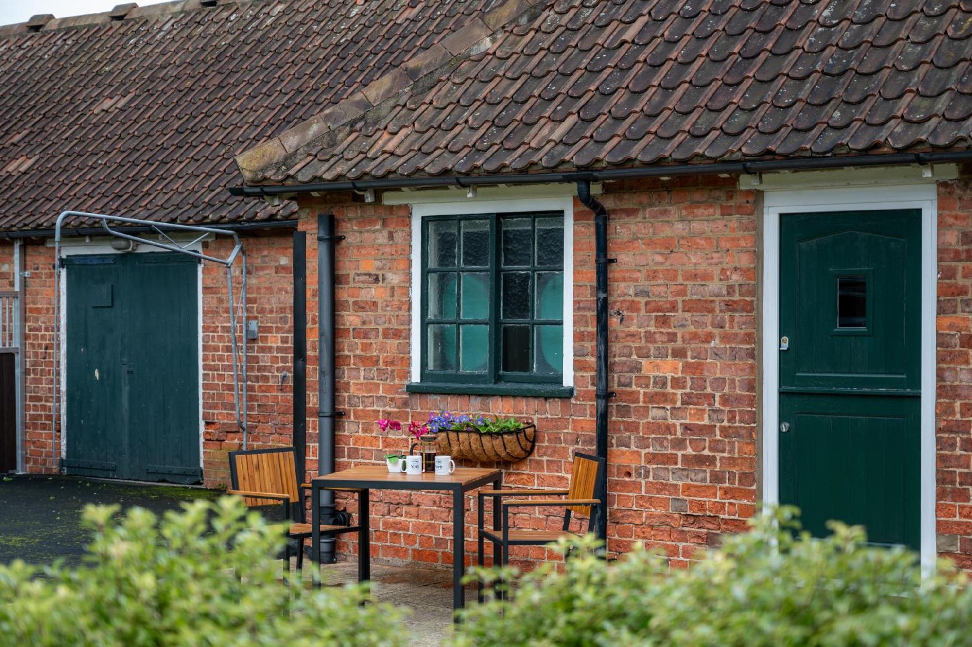 Stableside At York Racecourse Hotel Exterior photo
